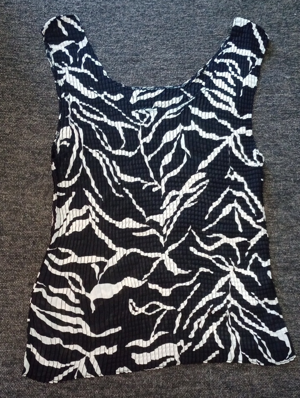 Black & White Abstract Print Tank Top - Women's Sleeveless Top